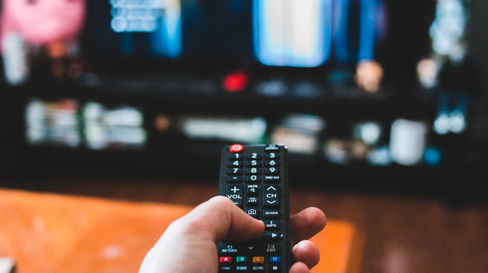 IPTV app installatie op Samsung en LG Smart TV in moderne woonkamer