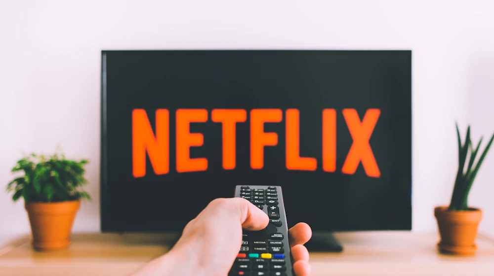Gezin kijkt ontspannen 4K televisie en bespaart honderden euro op kabelabonnement